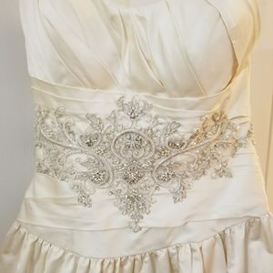 CB Cotoure Wedding gown, cathedral veil, petticoat